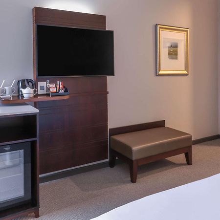 Garden Court East London Hotel Bagian luar foto