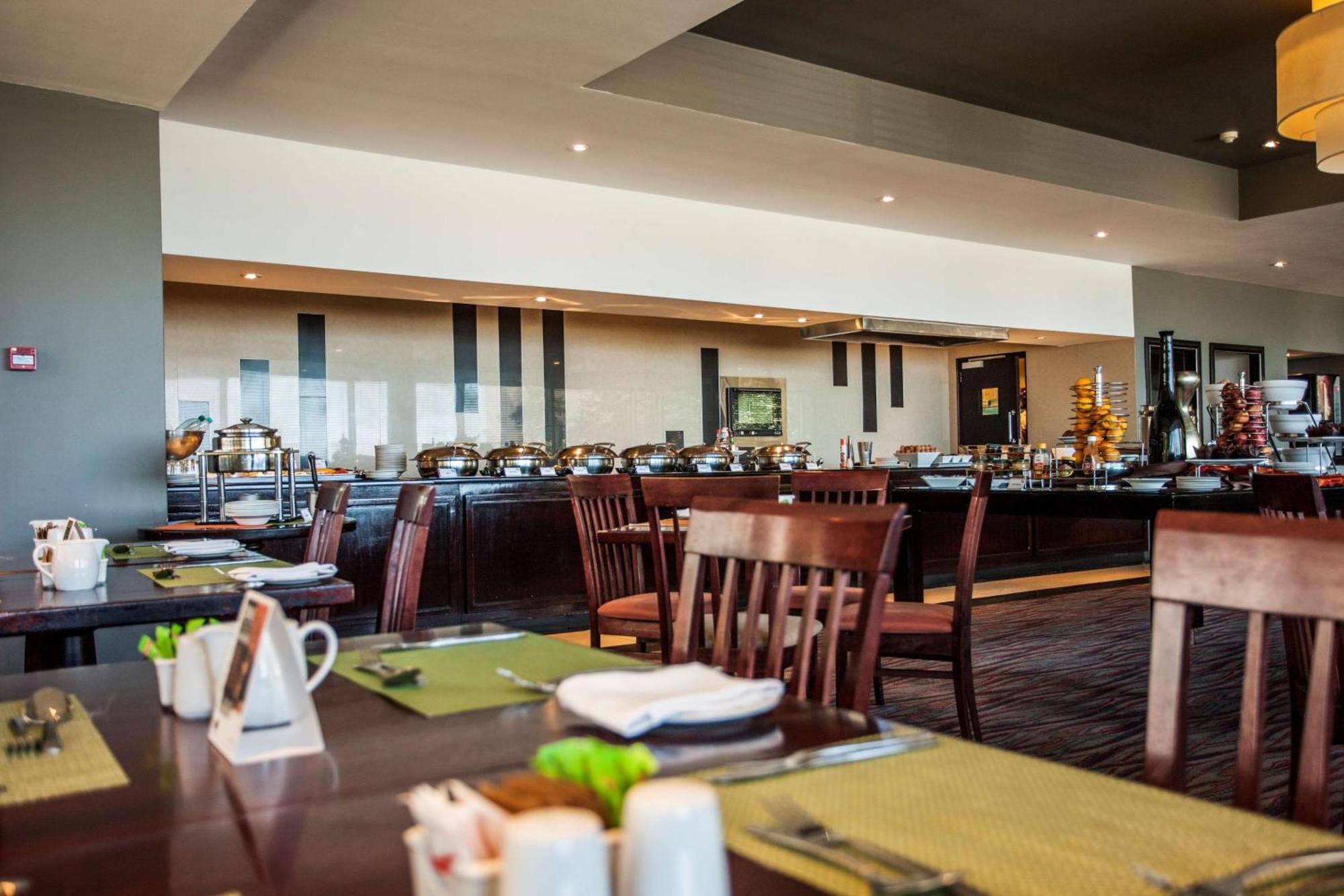 Garden Court East London Hotel Bagian luar foto