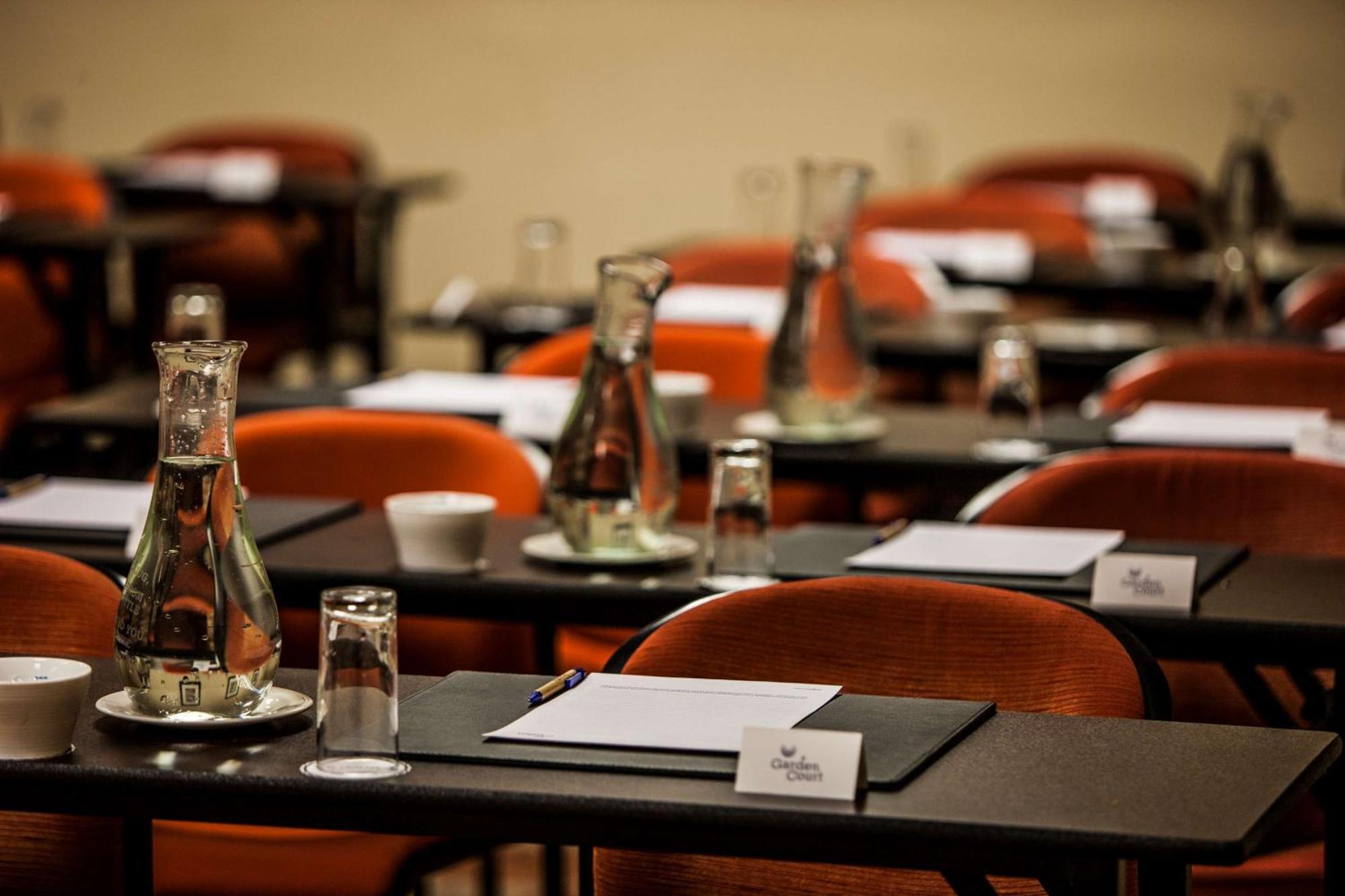 Garden Court East London Hotel Bagian luar foto