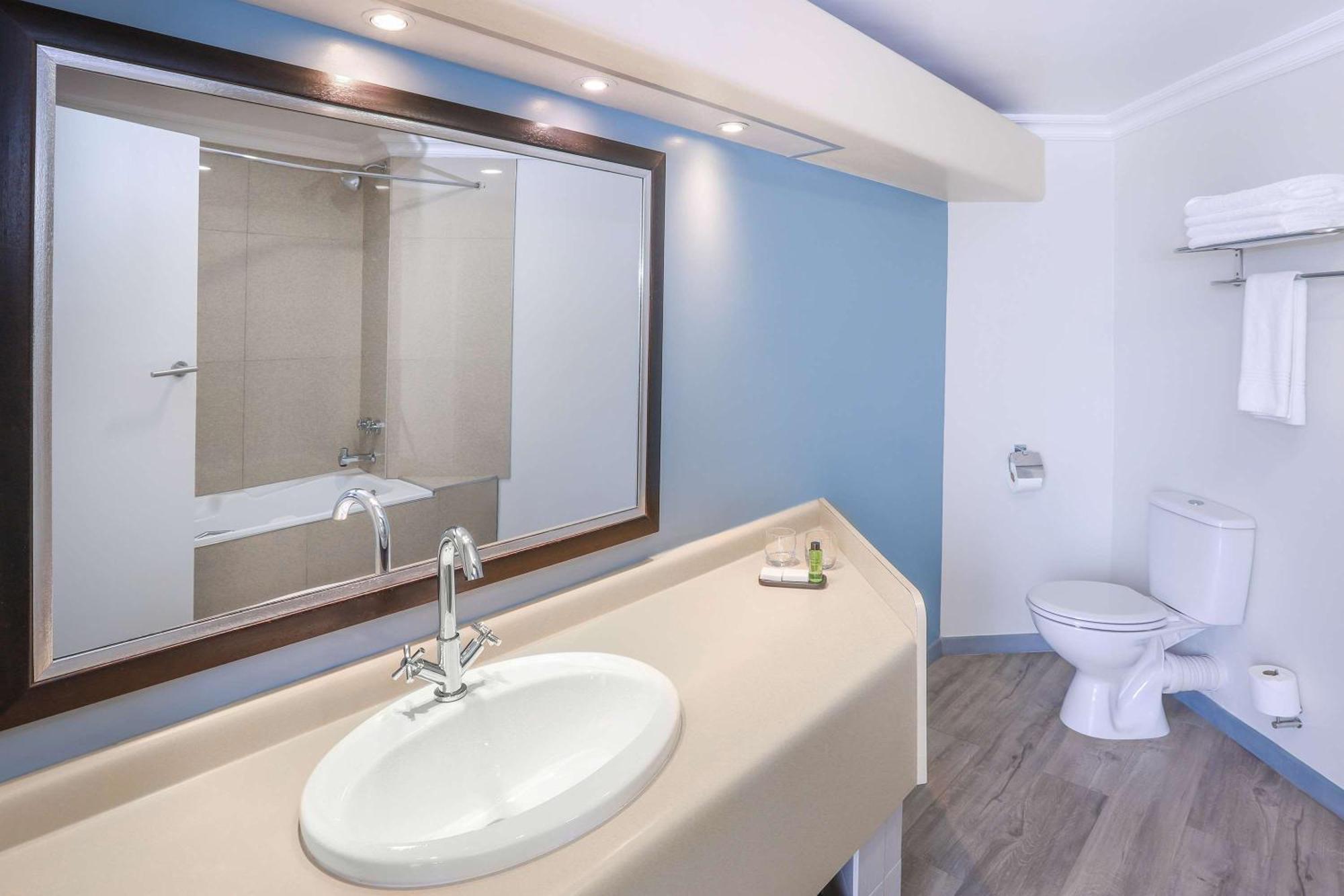 Garden Court East London Hotel Bagian luar foto