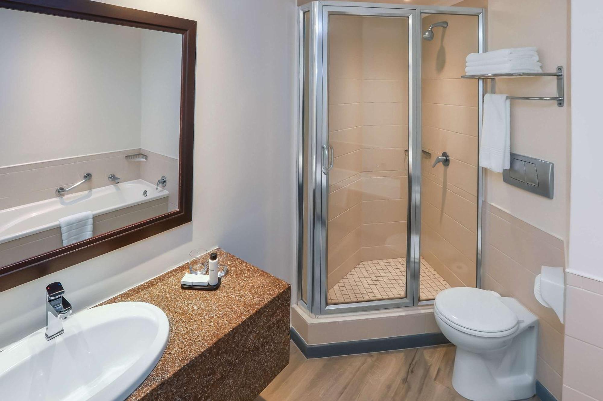 Garden Court East London Hotel Bagian luar foto