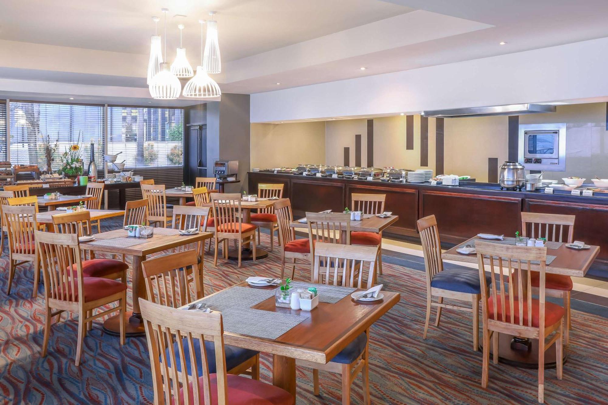 Garden Court East London Hotel Bagian luar foto